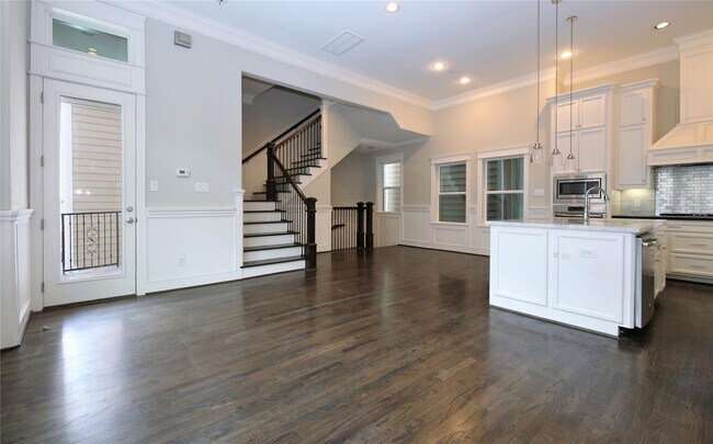 Building Photo - 2114 Bidwell Dr