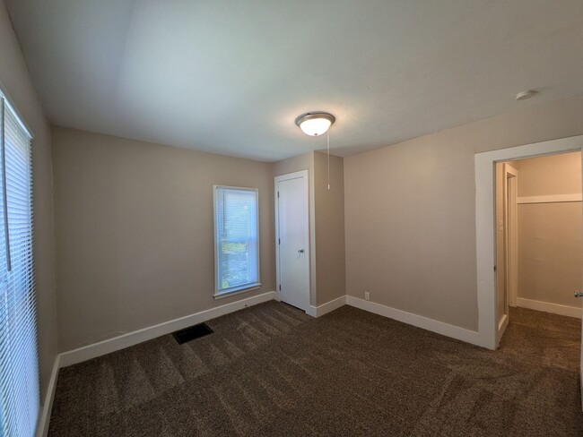 Building Photo - 3 Bedroom Home with detached garage and partially fenced yard, pet friendly!