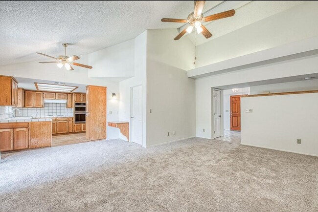 Building Photo - 6376 N Forestiere Ave