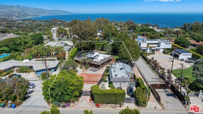Building Photo - 7038 Dume Dr