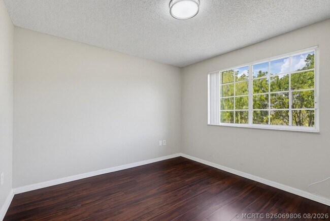 Building Photo - 400 Crestwood Ct N