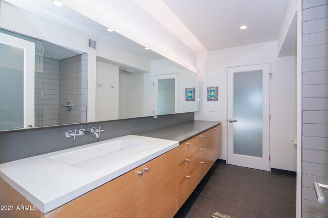 Building Photo - 3261 E Camelback Rd