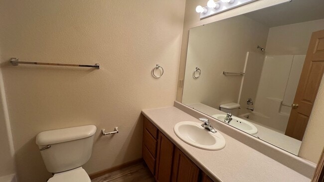 Building Photo - Charming Townhome Centrally Located