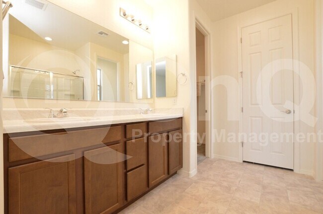 Building Photo - 816 S Strahan Pl