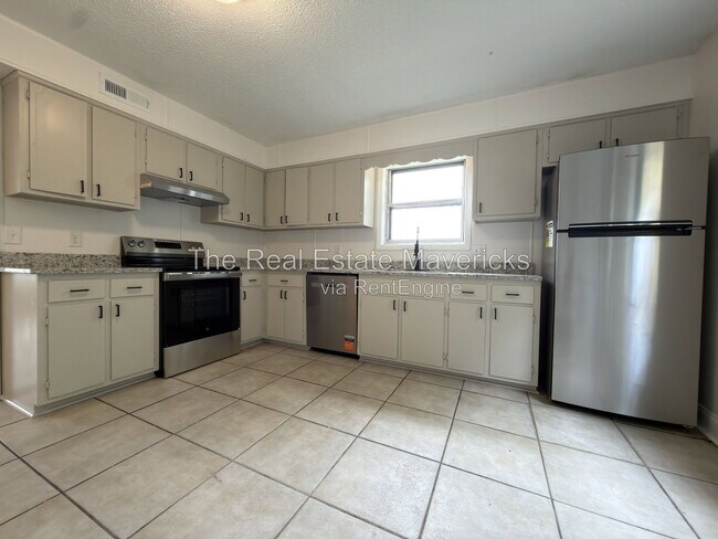 Building Photo - 2318 Green Forest Dr