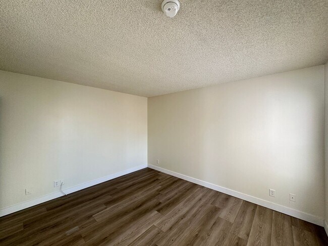 Building Photo - Condo & Newly Remodeled