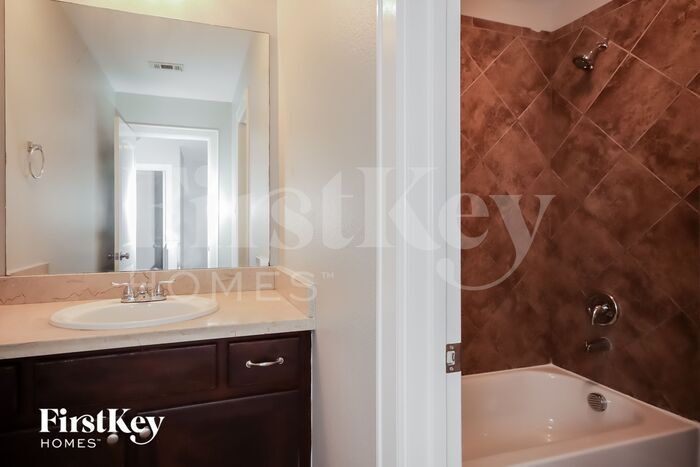 Building Photo - 320 Country Crossing Cir