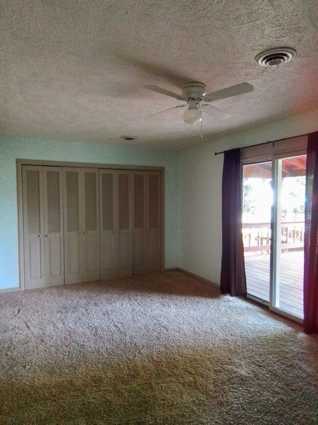 Building Photo - 3 BR 2 BA Horse and 1 small dog okay on ju...