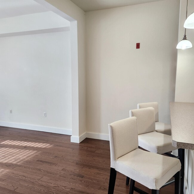 Building Photo - 3 Greenwich Dr