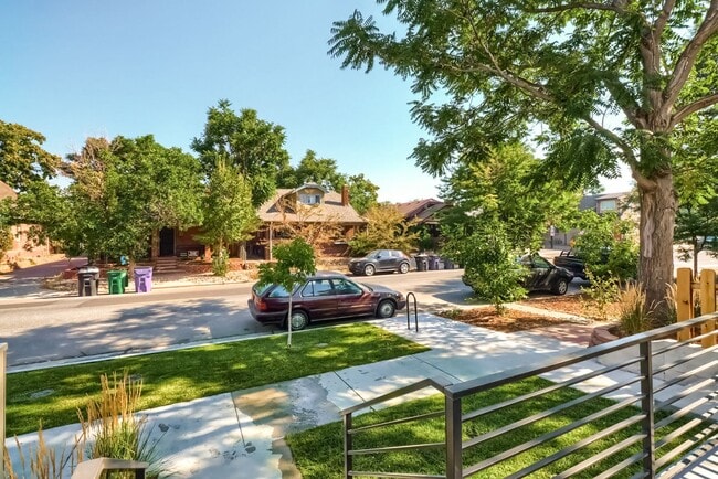 Building Photo - 3 bedroom Townhome + 2 Large Flex Spaces &...