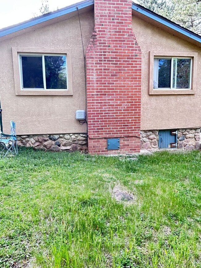 Building Photo - Calm 2 Bedroom, 2 Bath near Cheyenne Canyon