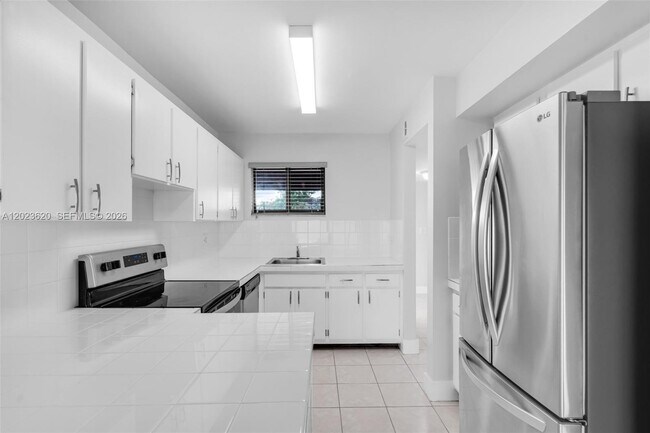 Building Photo - 3815 SW 82nd Ave