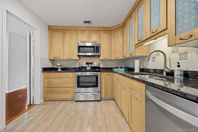 Building Photo - 11 Pondview Cl