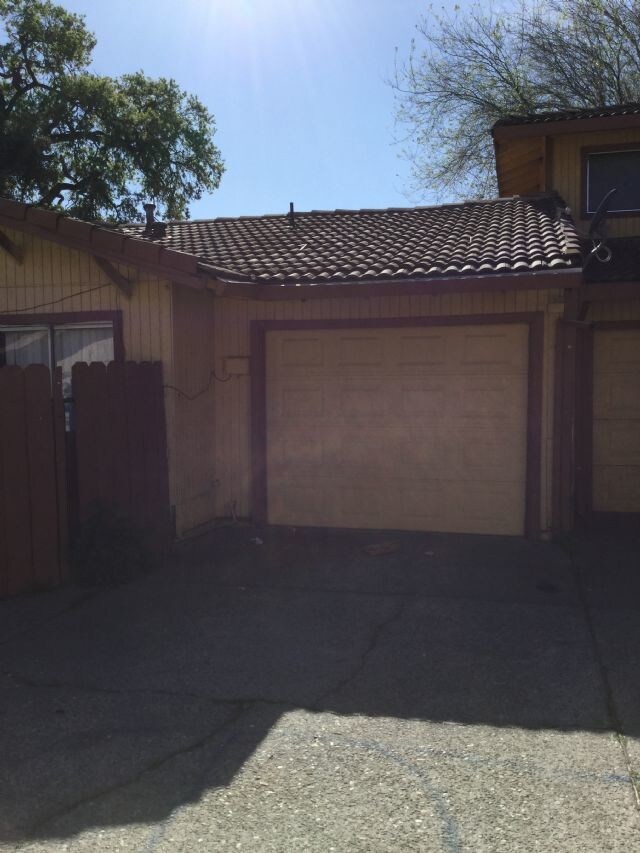 Building Photo - Triplex For Rent in Stockton