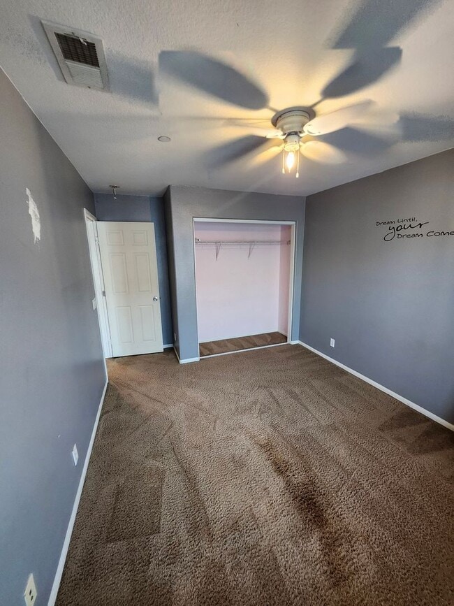 Building Photo - Beautiful two-story townhouse in Fontana G...