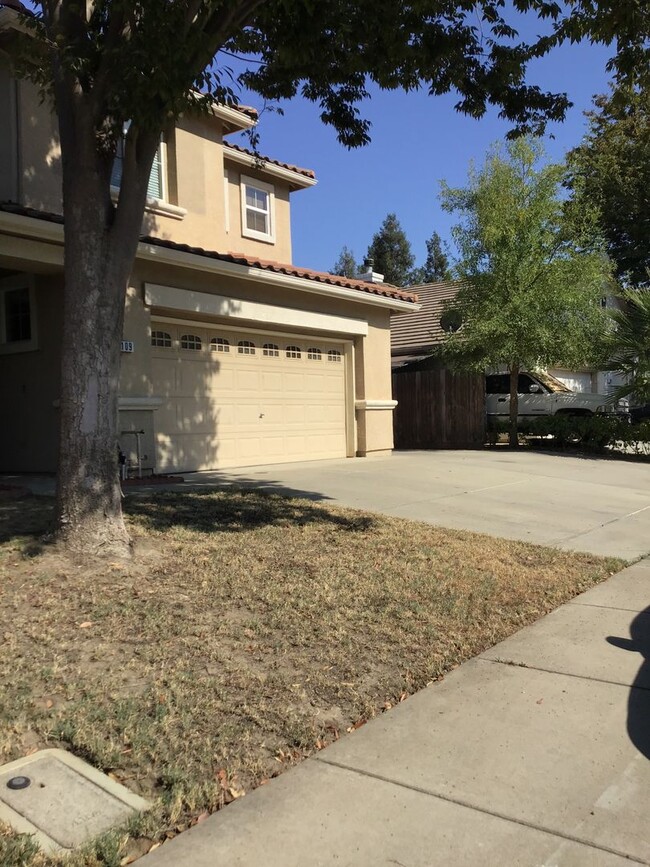 Building Photo - Spacious 2 Story 4 Bedroom Home