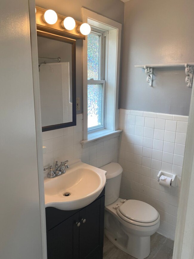 Building Photo - Cozy Single Bungalow right in the Wedge! A...