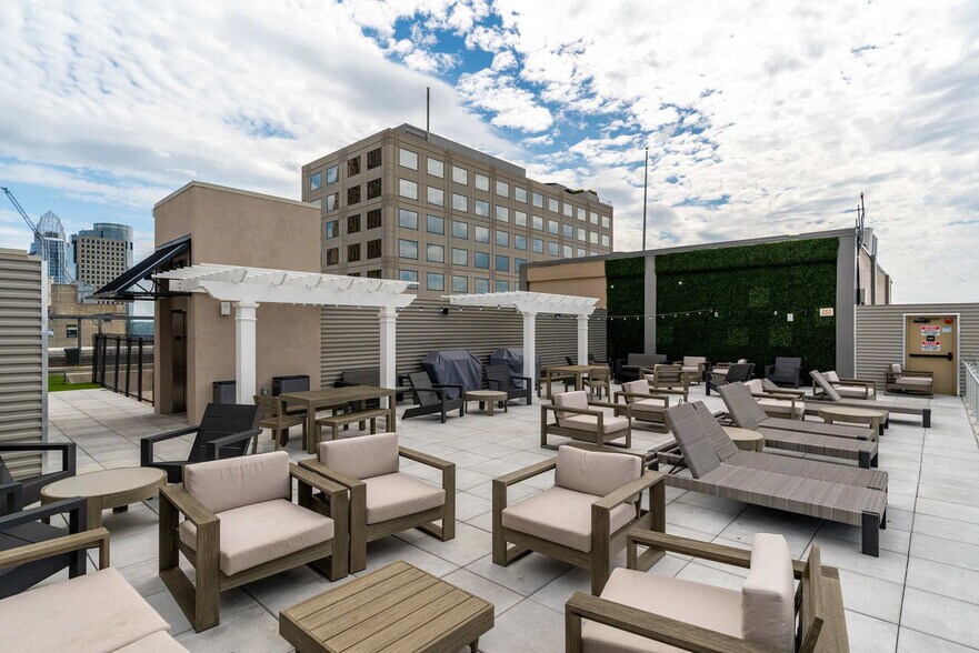 Building Photo - 205 W 4th St