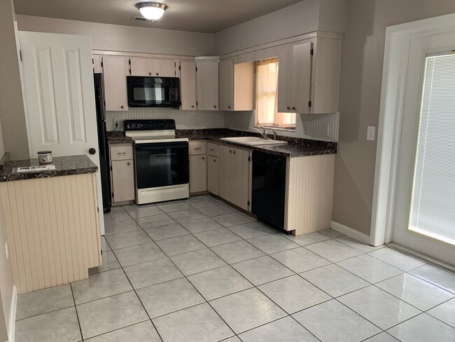 Building Photo - Charming 3 bedroom/1.5 bath Fenced Home in St.Cloud