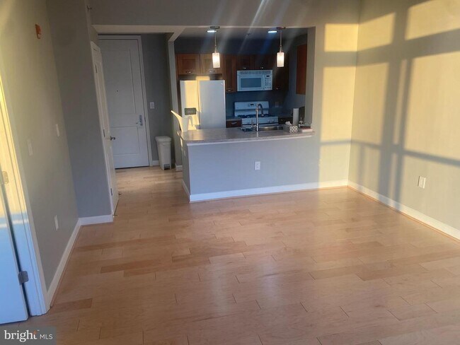 Building Photo - 5750 Bou Ave