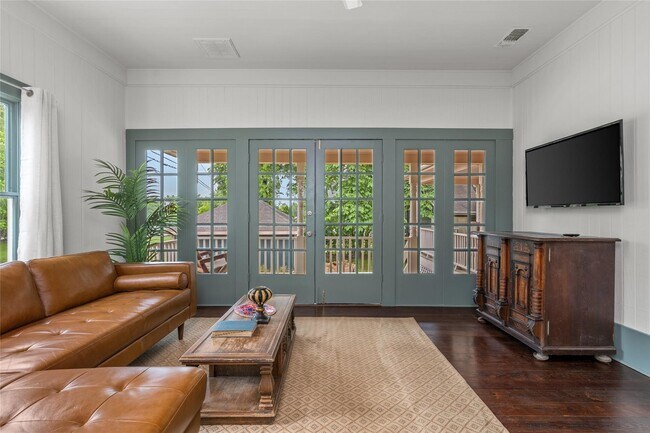 Building Photo - 806 E Main St