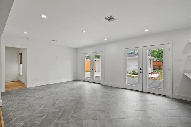 Building Photo - 312 W 31st St