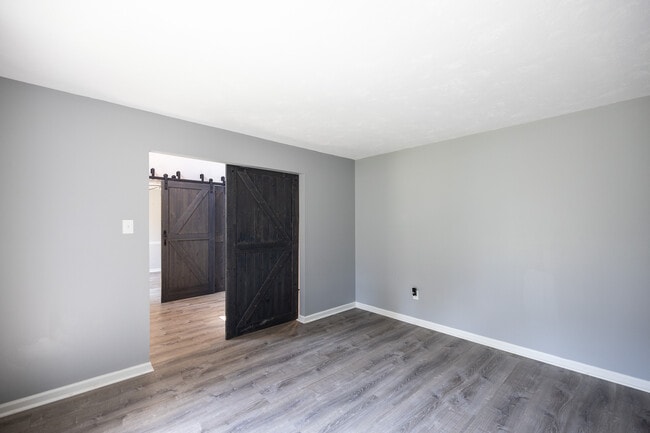Building Photo - 5516 Oakside Dr