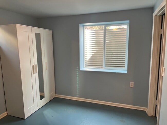 Building Photo - Lovely 5-bedroom, 2-1/2 bath home.  Centrally-located in Longmont with convenient access to shopp...