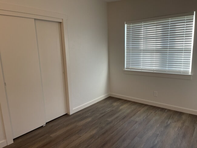 Building Photo - 1210 E Monroe Dr