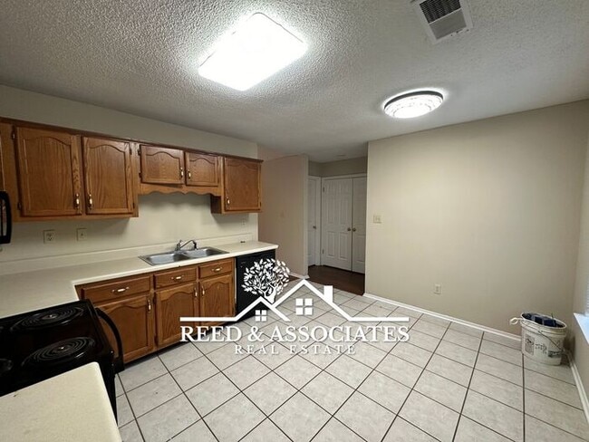 Building Photo - 3 Bedroom w/ fenced yard in Raleigh
