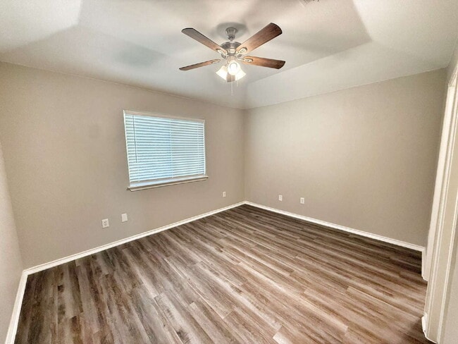 Building Photo - Spacious 3 Bedroom, 2 Bath Duplex with 1-C...