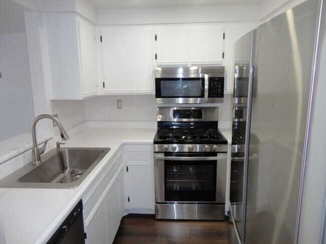 Building Photo - Gorgeous 2 + 2 Santa Fe Condo Valencia