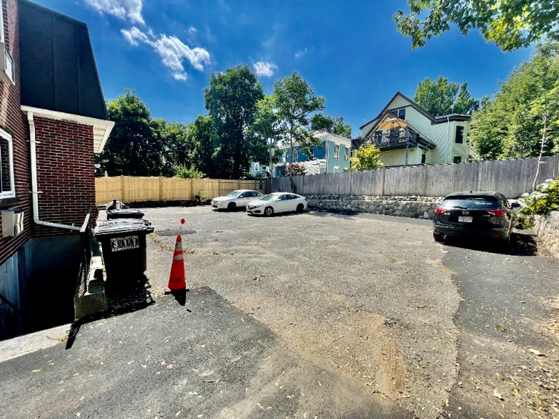 Building Photo - 122 Sycamore St