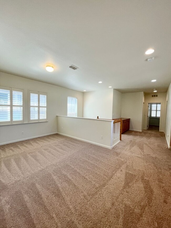 Building Photo - Great 3 bedroom 3 bath home