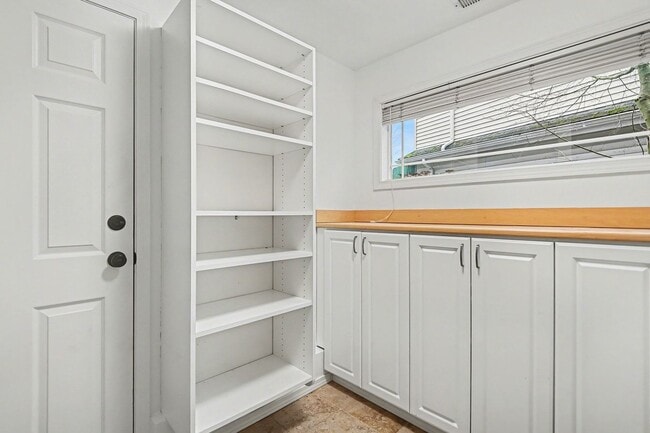 Building Photo - 3bd/3ba Seattle Home