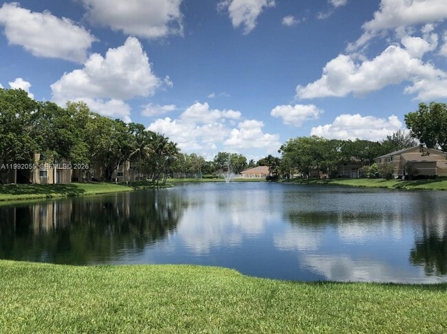 Building Photo - 251 Palm Cir W