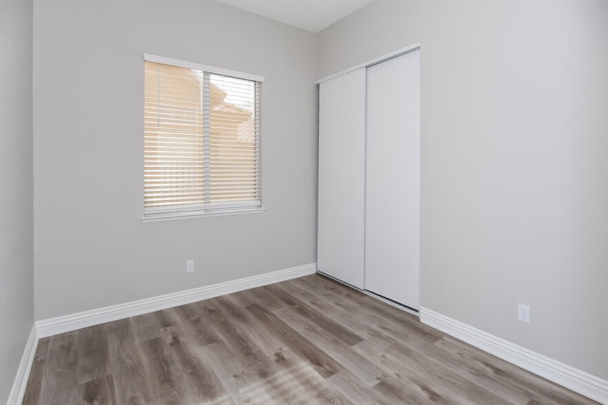 Building Photo - 806 Zinnia Cir