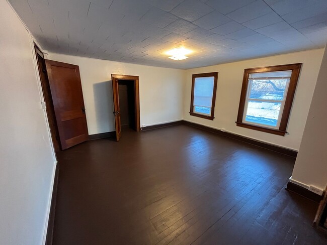 Building Photo - 3 Bedroom 1 Bathroom Single Family Home Wh...