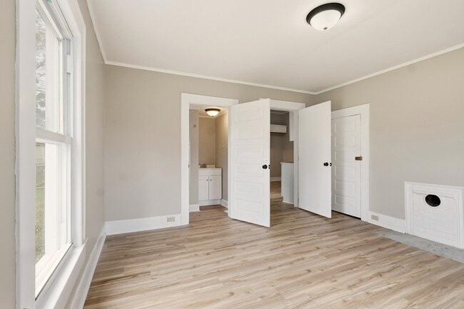 Building Photo - 8 Hames St