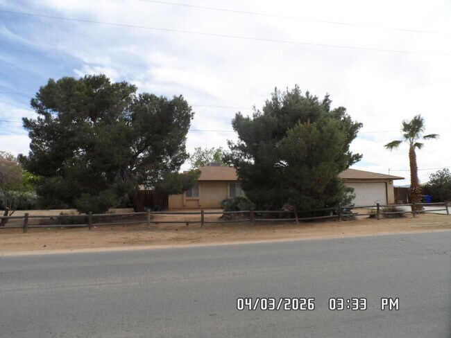 Building Photo - 3 Bedrooms, 1.75 Bathrooms, Approx. 1542 sq. ft., 2 Car Garage, Covered Patio, Large Fenced Corne...