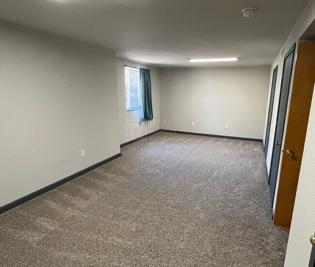 Building Photo - 1044 Winona Cir