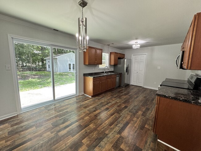 Building Photo - 510 Redwood Pl