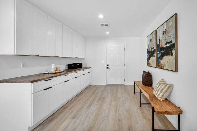 Building Photo - Meticulously renovated single-story contem...