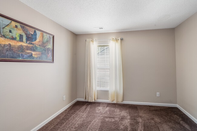 Building Photo - 2924 Tuckland Dr