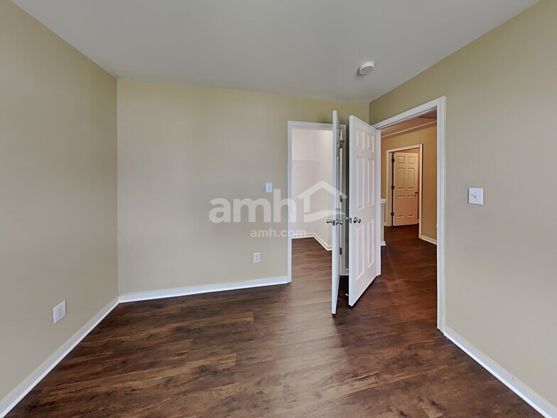 Building Photo - 813 S Hollybrook Rd