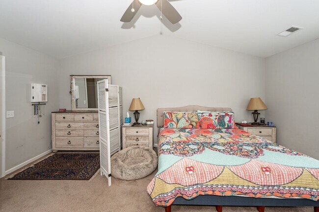 Building Photo - 3 Bedroom 2.5 Bath Single Family Home in F...