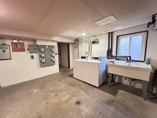 Building Photo - 8509 W Catherine Ave