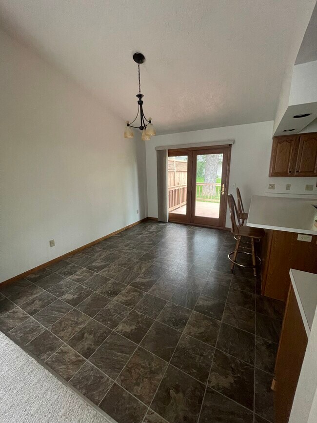 Dining - 817 Thelosen Dr