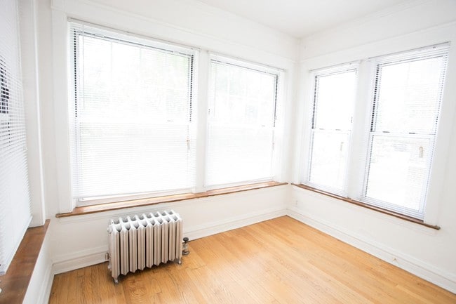 Sun-room - 5715-5725 S. Kimbark Avenue