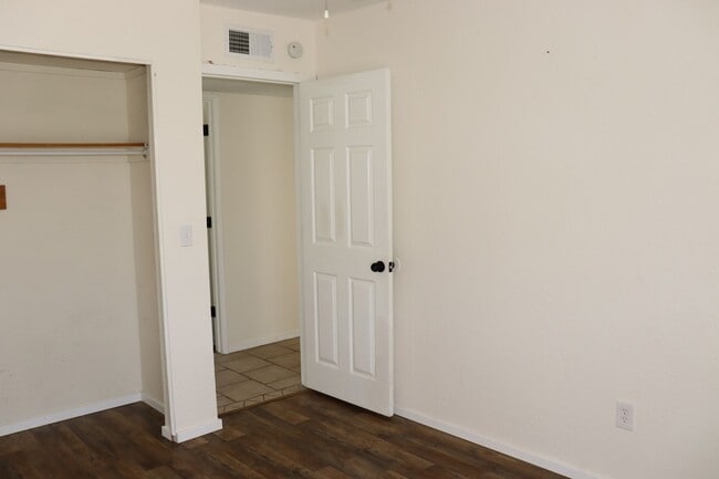 Building Photo - 5 Bedroom, 2 Bathroom